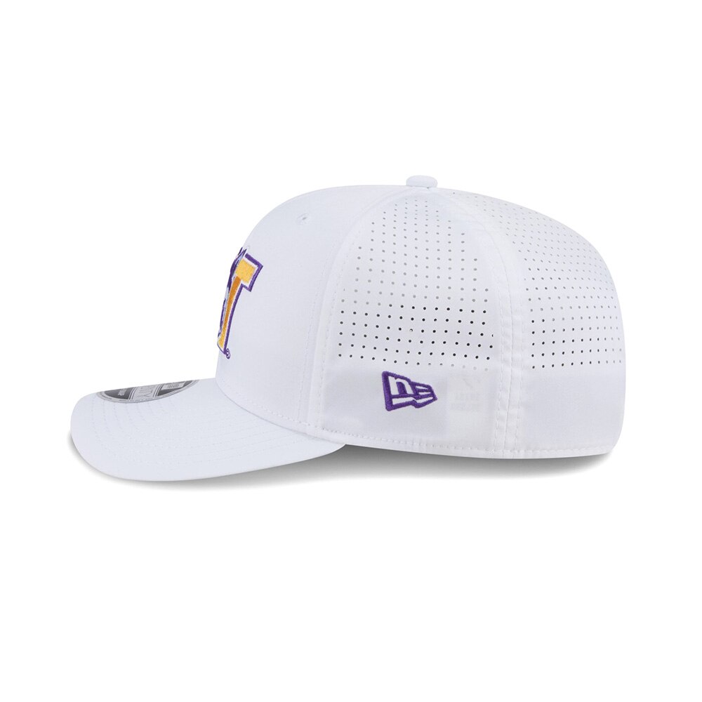 New Era White Washington Huskies 9Seventy PERFORM Vault Dog